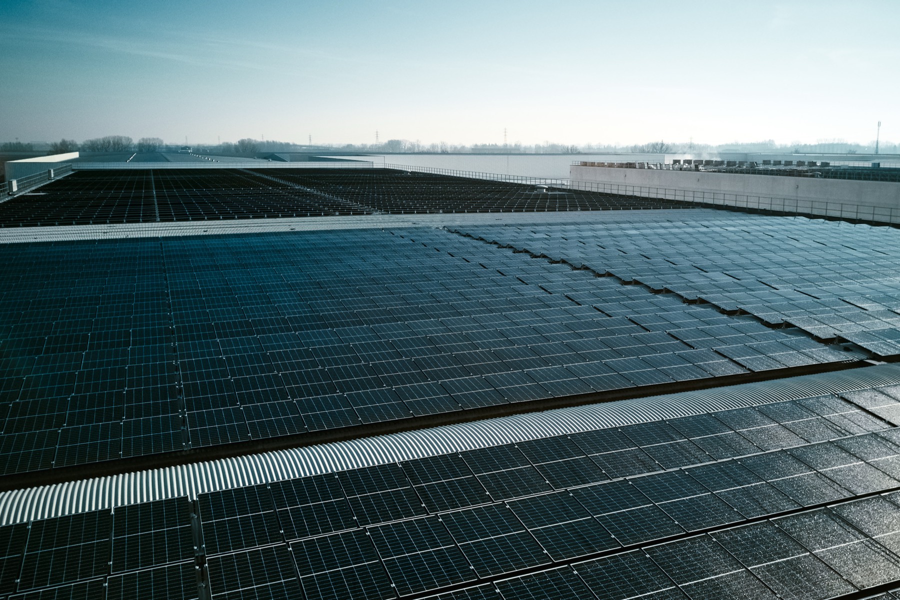 Copertura industriale interamente ricoperta da pannelli fotovoltaici, impianto realizzato da ESPE