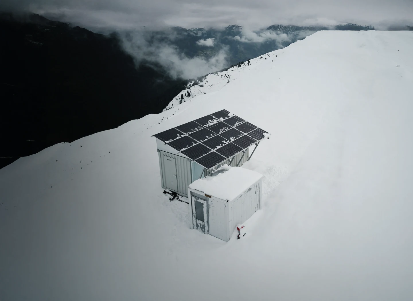 Impianto fotovoltaico off-grid in alta montagna con sistema di accumulo.